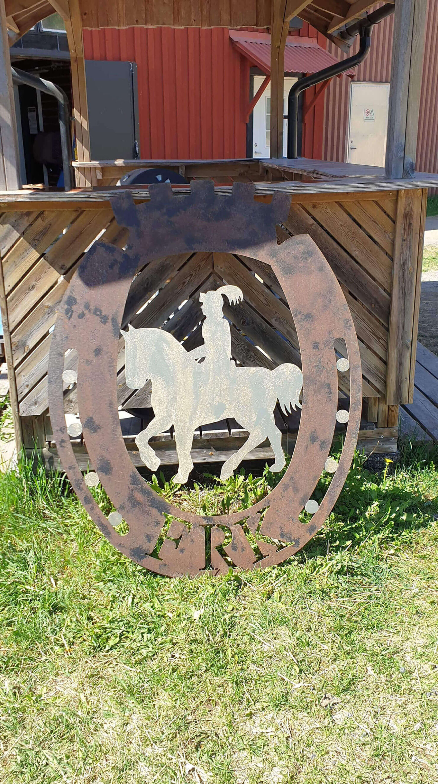 Skylt med FRK loggo Filipstads Ridklubb