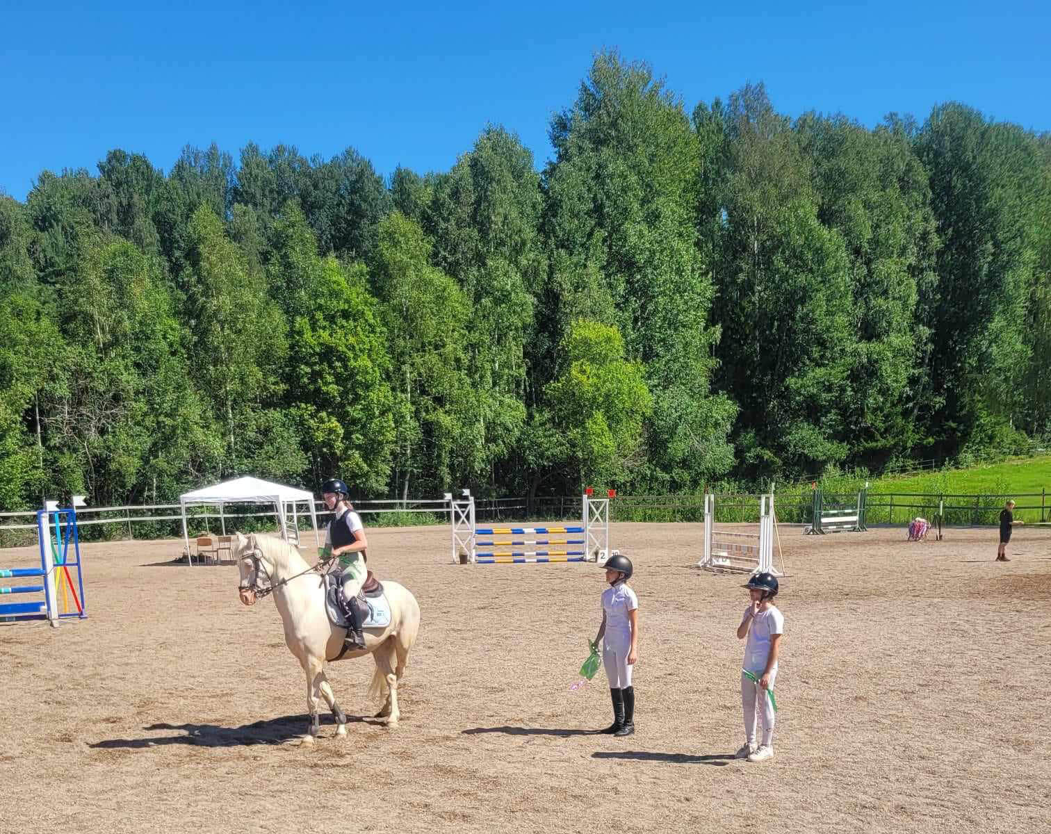 Hopptävling på utebanan hos Filipstads Ridklubb